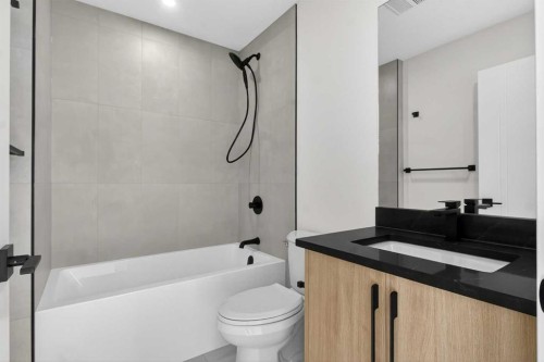 720 52 Avenue Sw, Calgary, AB - Indoor Photo Showing Bathroom