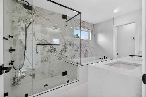 720 52 Avenue Sw, Calgary, AB - Indoor Photo Showing Bathroom