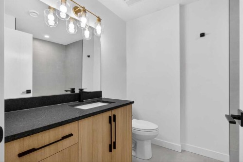 720 52 Avenue Sw, Calgary, AB - Indoor Photo Showing Bathroom