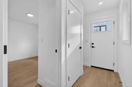 720 52 Avenue Sw, Calgary, AB - Indoor Photo Showing Other Room