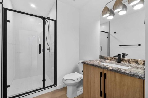 720 52 Avenue Sw, Calgary, AB - Indoor Photo Showing Bathroom