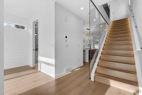 720 52 Avenue Sw, Calgary, AB - Indoor Photo Showing Other Room