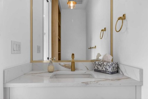 720 52 Avenue Sw, Calgary, AB - Indoor Photo Showing Bathroom