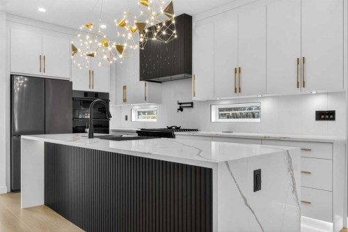 720 52 Avenue Sw, Calgary, AB - Indoor Photo Showing Kitchen With Upgraded Kitchen