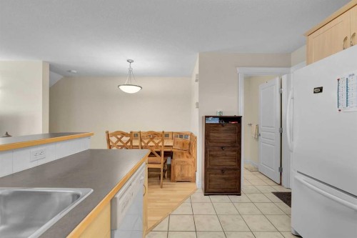 730 69 Avenue Sw, Calgary, AB - Indoor Photo Showing Kitchen