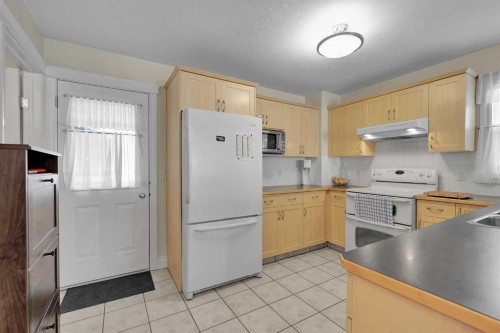 730 69 Avenue Sw, Calgary, AB - Indoor Photo Showing Kitchen