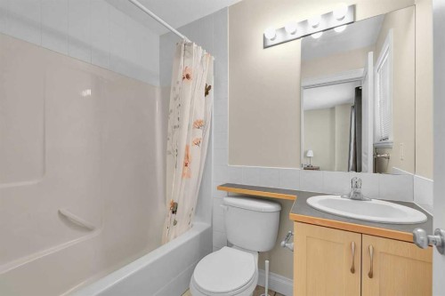 730 69 Avenue Sw, Calgary, AB - Indoor Photo Showing Bathroom