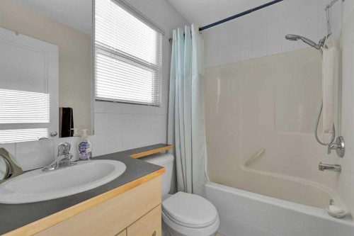 730 69 Avenue Sw, Calgary, AB - Indoor Photo Showing Bathroom