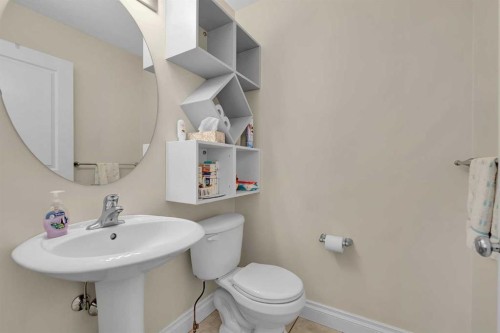 730 69 Avenue Sw, Calgary, AB - Indoor Photo Showing Bathroom