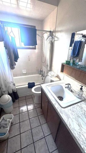 6503 33 Avenue Nw, Calgary, AB - Indoor Photo Showing Bathroom