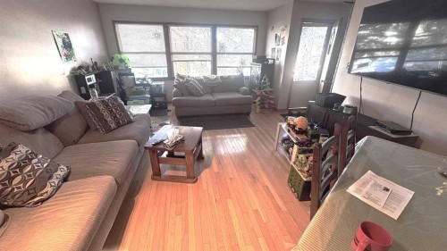 6503 33 Avenue Nw, Calgary, AB - Indoor Photo Showing Living Room
