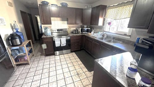 6503 33 Avenue Nw, Calgary, AB - Indoor Photo Showing Kitchen With Double Sink