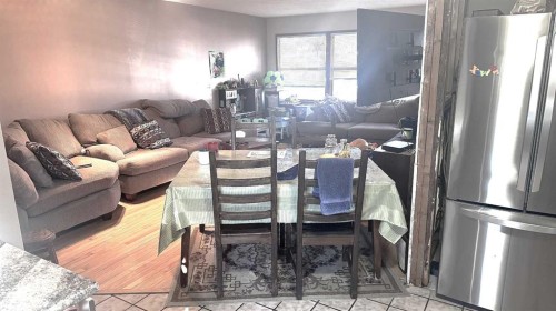 6503 33 Avenue Nw, Calgary, AB - Indoor Photo Showing Living Room