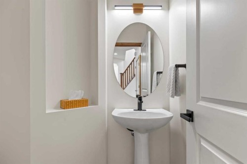 921 Cranston Drive Se, Calgary, AB - Indoor Photo Showing Bathroom