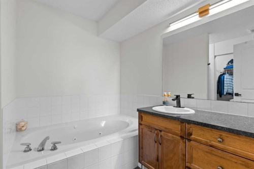 921 Cranston Drive Se, Calgary, AB - Indoor Photo Showing Bathroom