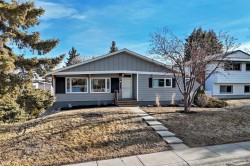 984 Canaveral Crescent SW Calgary, AB T2W 1N5