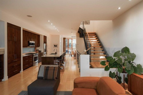 1721 30 Avenue Sw, Calgary, AB - Indoor Photo Showing Living Room