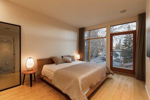 1721 30 Avenue Sw, Calgary, AB - Indoor Photo Showing Bedroom