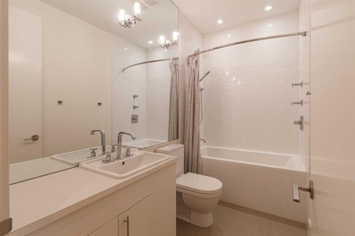 1721 30 Avenue Sw, Calgary, AB - Indoor Photo Showing Bathroom