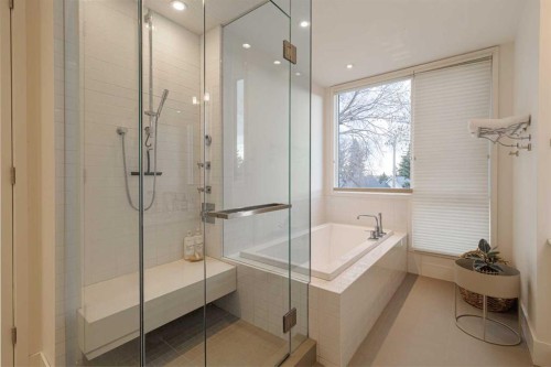 1721 30 Avenue Sw, Calgary, AB - Indoor Photo Showing Bathroom