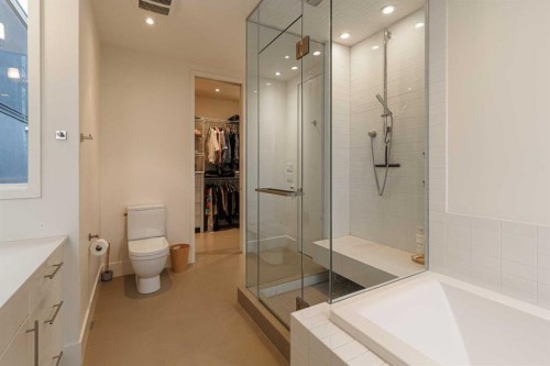 1721 30 Avenue Sw, Calgary, AB - Indoor Photo Showing Bathroom