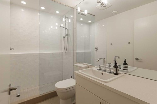 1721 30 Avenue Sw, Calgary, AB - Indoor Photo Showing Bathroom
