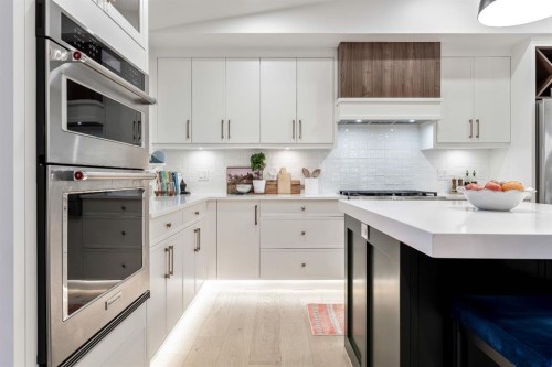 4008 5 Avenue Sw, Calgary, AB - Indoor Photo Showing Kitchen With Upgraded Kitchen