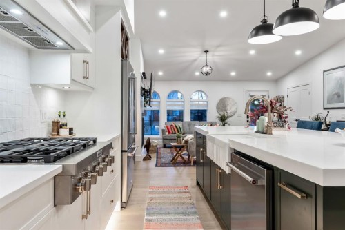 4008 5 Avenue Sw, Calgary, AB - Indoor Photo Showing Kitchen With Upgraded Kitchen
