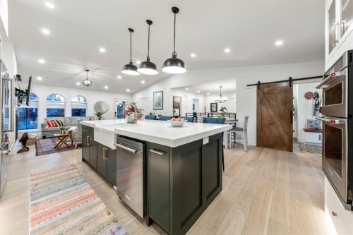 4008 5 Avenue Sw, Calgary, AB - Indoor Photo Showing Kitchen With Upgraded Kitchen