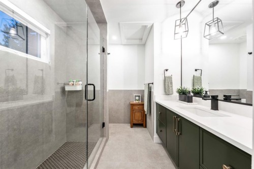 4008 5 Avenue Sw, Calgary, AB - Indoor Photo Showing Bathroom