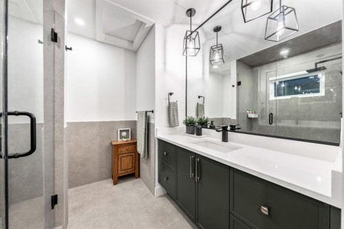 4008 5 Avenue Sw, Calgary, AB - Indoor Photo Showing Bathroom