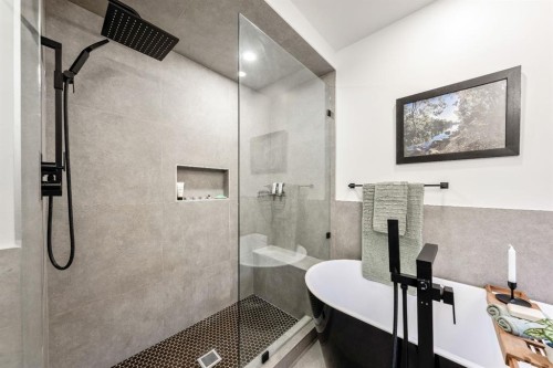 4008 5 Avenue Sw, Calgary, AB - Indoor Photo Showing Bathroom