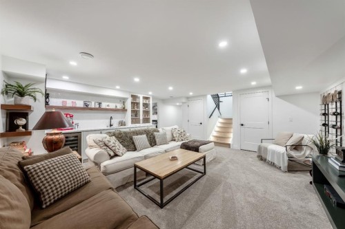 4008 5 Avenue Sw, Calgary, AB - Indoor Photo Showing Living Room
