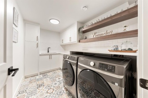 4008 5 Avenue Sw, Calgary, AB - Indoor Photo Showing Laundry Room