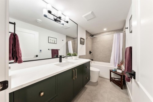 4008 5 Avenue Sw, Calgary, AB - Indoor Photo Showing Bathroom