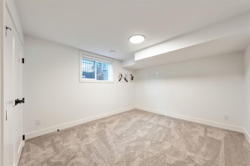 4008 5 Avenue Sw, Calgary, AB - Indoor Photo Showing Other Room