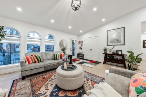 4008 5 Avenue Sw, Calgary, AB - Indoor Photo Showing Living Room