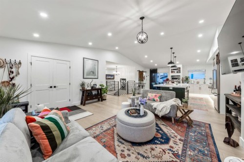 4008 5 Avenue Sw, Calgary, AB - Indoor Photo Showing Living Room