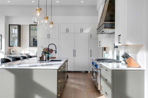 100 Elkton Close Sw, Calgary, AB - Indoor Photo Showing Kitchen With Upgraded Kitchen