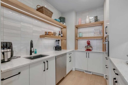100 Elkton Close Sw, Calgary, AB - Indoor Photo Showing Kitchen