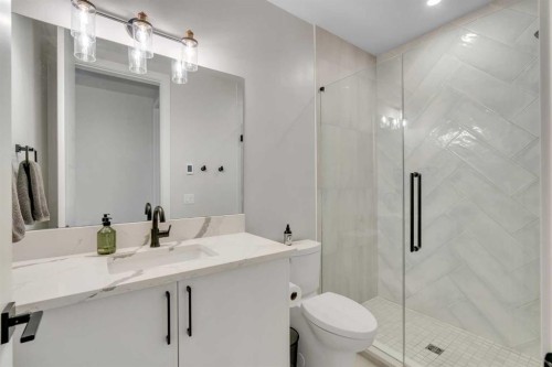 100 Elkton Close Sw, Calgary, AB - Indoor Photo Showing Bathroom
