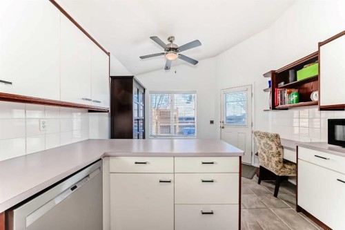 55 Shawbrooke Crescent Sw, Calgary, AB - Indoor Photo Showing Kitchen
