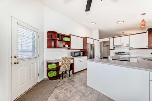 55 Shawbrooke Crescent Sw, Calgary, AB - Indoor Photo Showing Kitchen