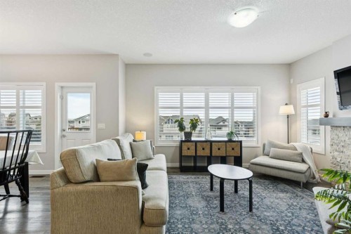 331 Hillcrest Heights Sw, Airdrie, AB - Indoor Photo Showing Living Room