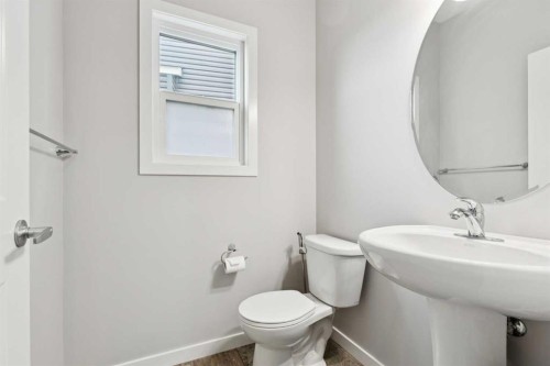 331 Hillcrest Heights Sw, Airdrie, AB - Indoor Photo Showing Bathroom