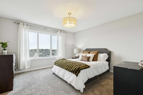 331 Hillcrest Heights Sw, Airdrie, AB - Indoor Photo Showing Bedroom
