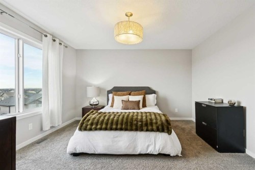 331 Hillcrest Heights Sw, Airdrie, AB - Indoor Photo Showing Bedroom