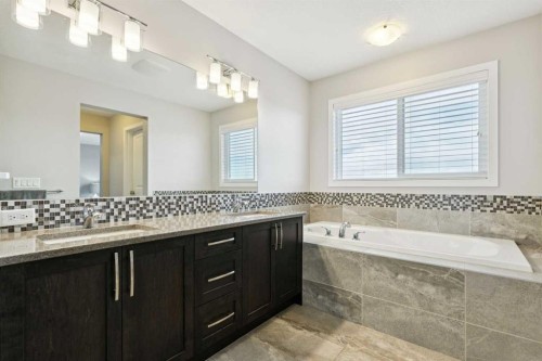 331 Hillcrest Heights Sw, Airdrie, AB - Indoor Photo Showing Bathroom