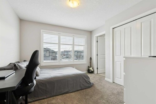 331 Hillcrest Heights Sw, Airdrie, AB - Indoor Photo Showing Bedroom