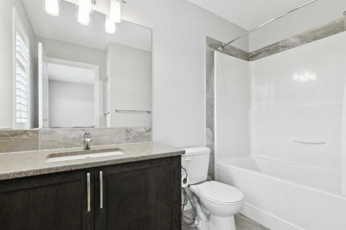 331 Hillcrest Heights Sw, Airdrie, AB - Indoor Photo Showing Bathroom